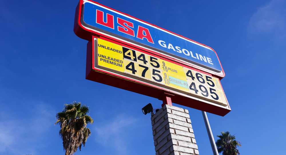 Oil rises on easing Omicron fears and Iran delay