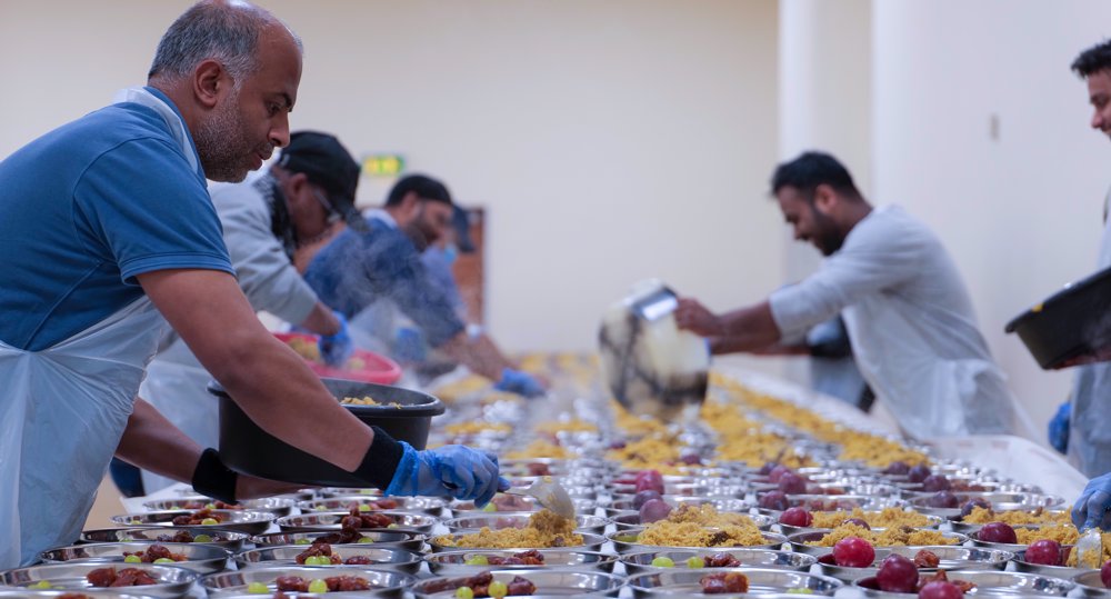 UK Muslim charities hand out food as economic crisis bites: Report