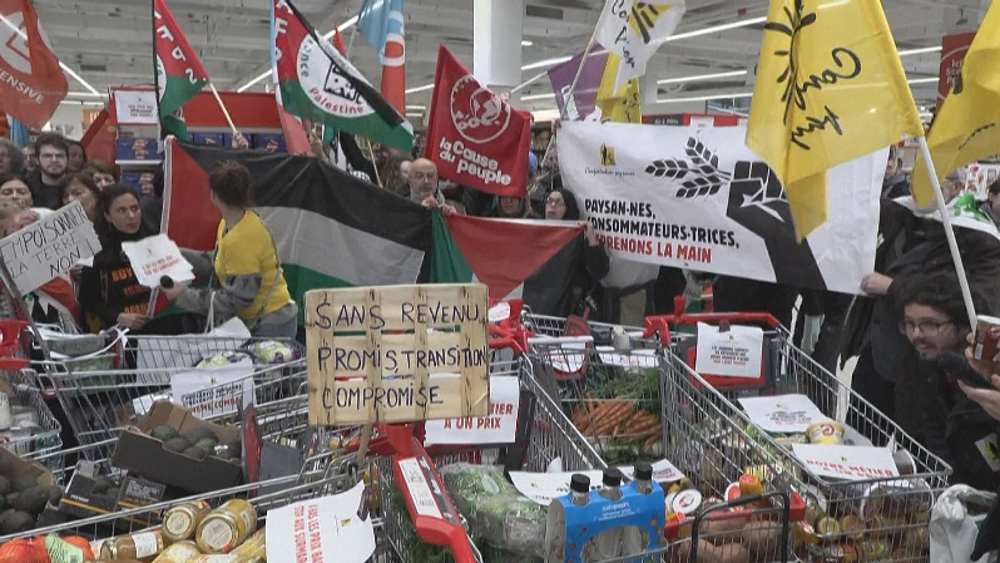 French farming riots: Activists protest inside supermarket