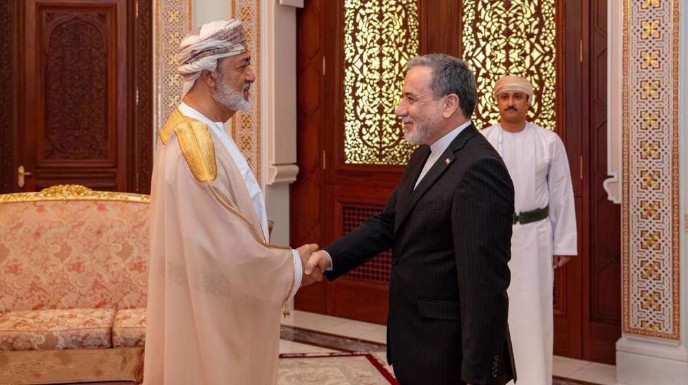 Araghchi pledges Iran-Oman partnership for safe Hormuz navigation