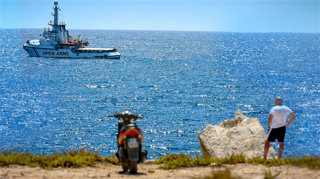 Spain sends warship to rescue stranded migrants