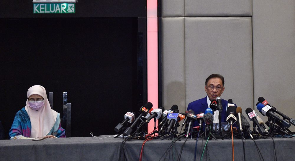 Malaysia’s opposition figure Anwar meets king in bid to become PM