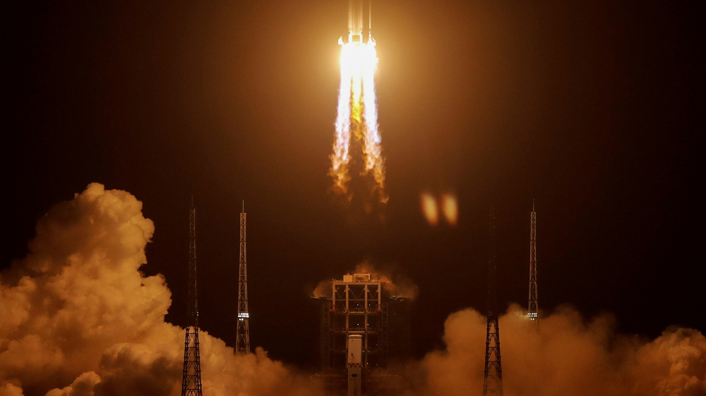 China's moon probe lands back on Earth