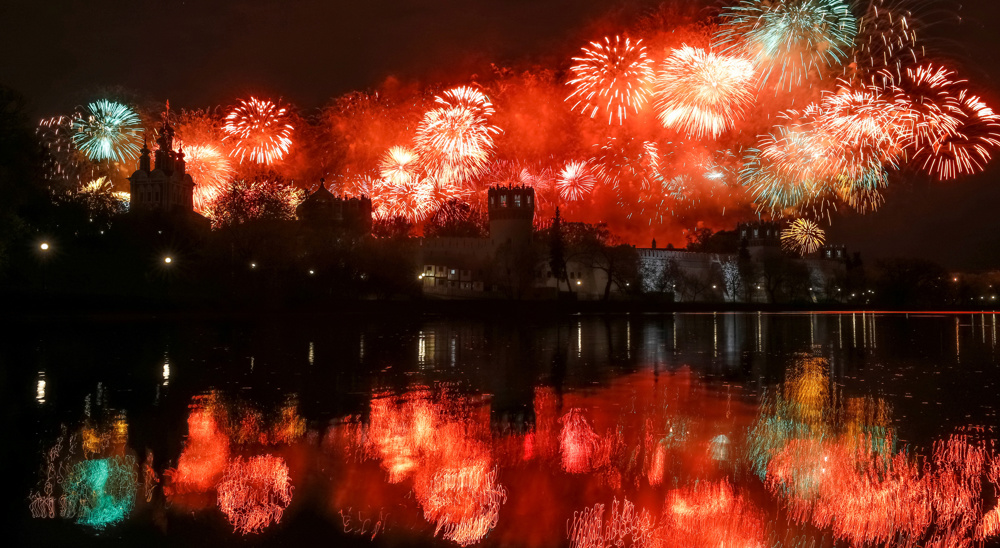 Fireworks light up Moscow skies for Victory Day