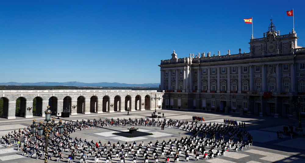 Black masks, white roses as Spain's King honors COVID-19 victims