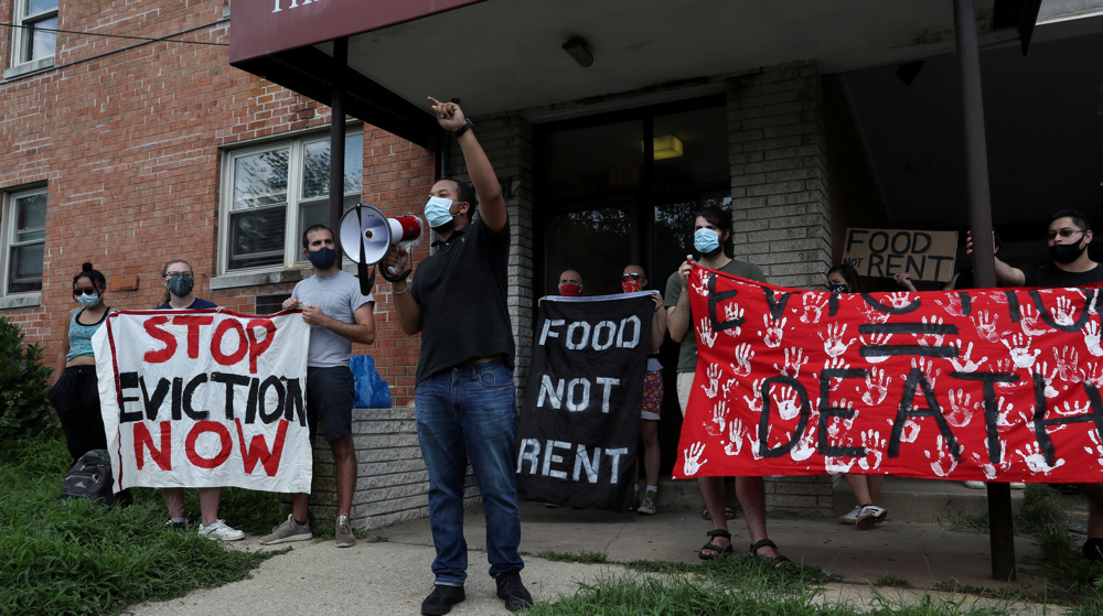 Millions of Americans at risk of homelessness as aid talks collapse 
