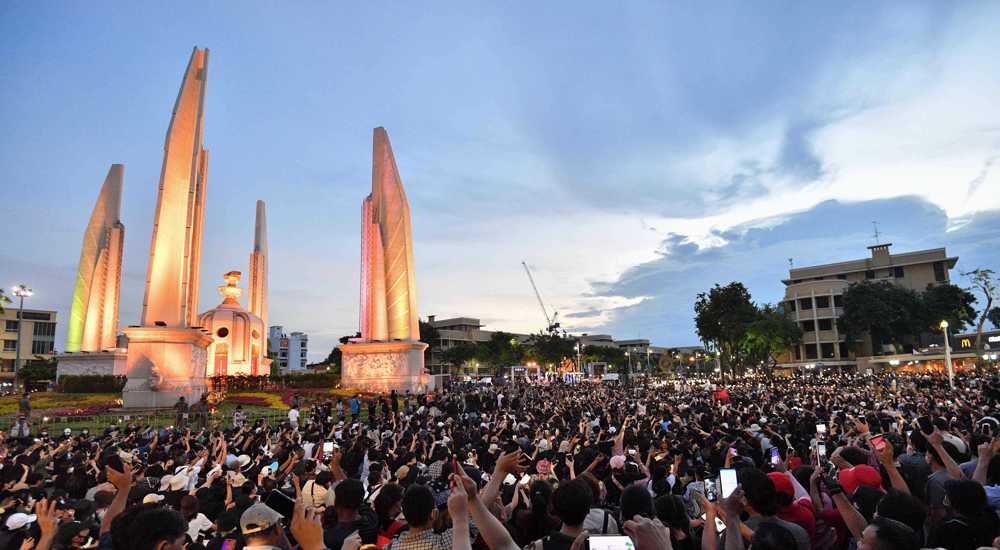 Thousands protest against Thailand’s govt. as tensions rise 
