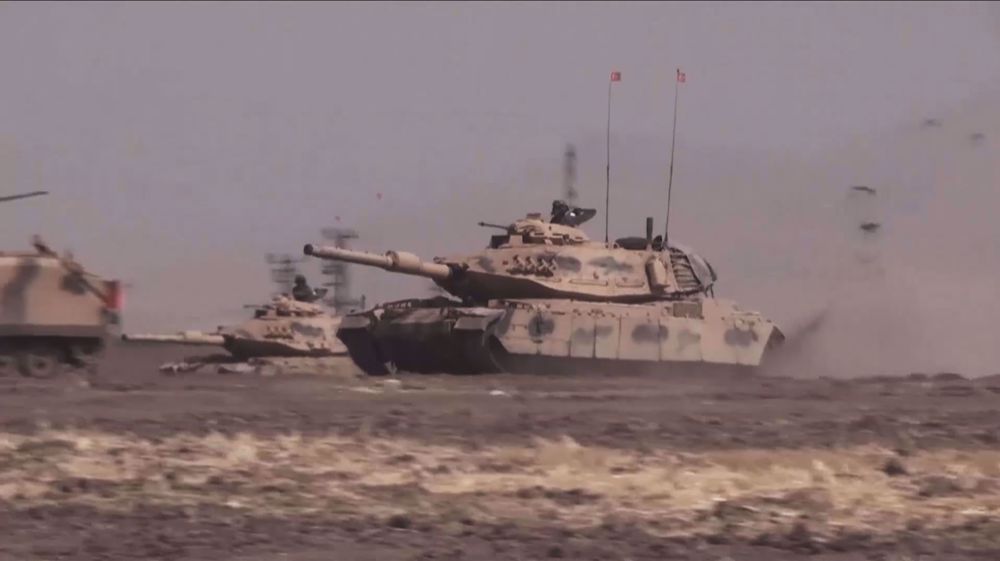 Turkey deploys military convoy to Syria