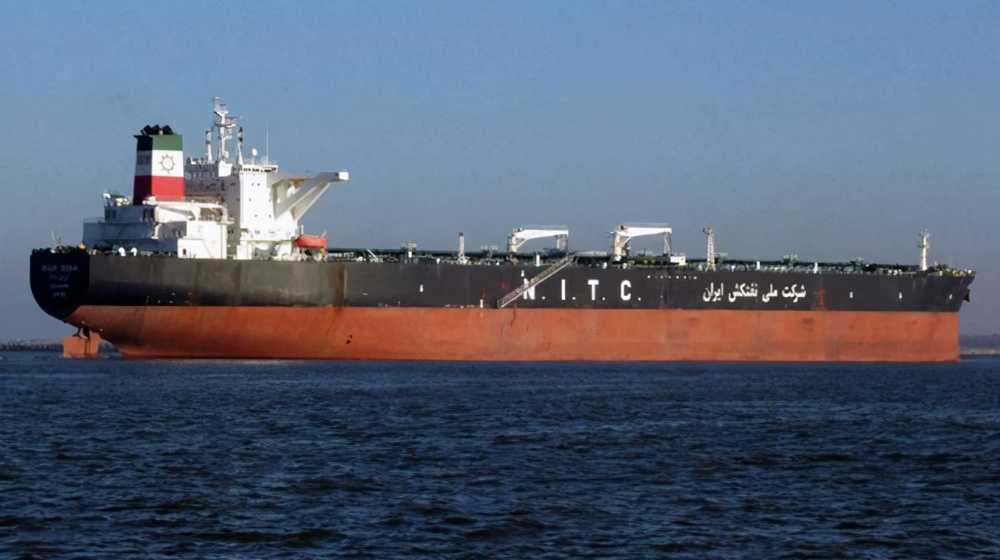 Iranian Navy saves oil tanker en route to Gulf of Aden