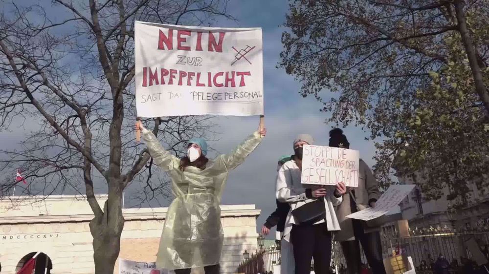 Tens of thousands protest Covid restrictions in Austria