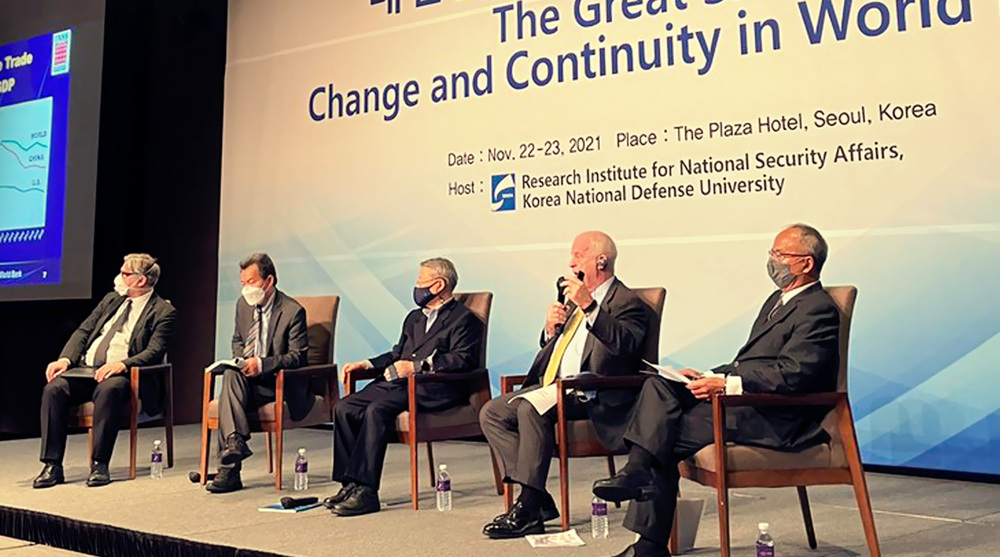 Global scholars discuss new world order, US decline