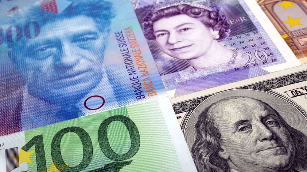 Euro falls to July 2020 lows as Germany's business morale deteriorates