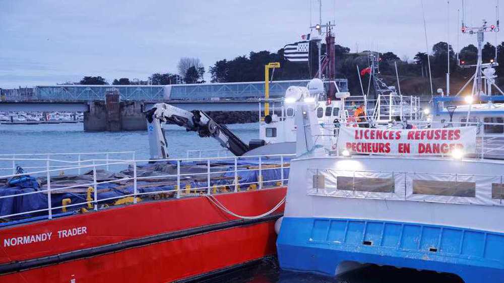 French fishermen block British boats to protest UK-granted rights