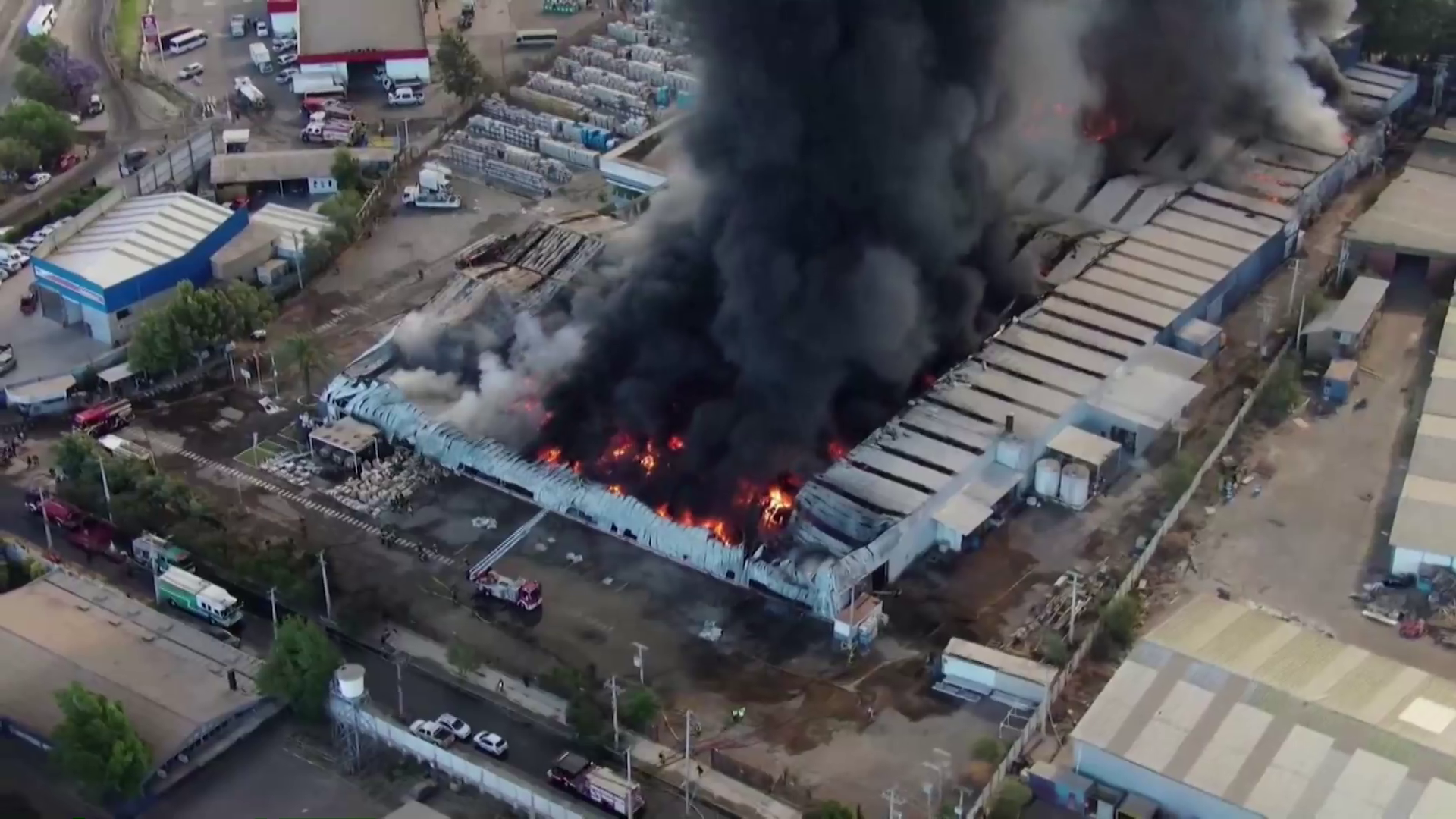 Chile factory fire spews toxic smoke over Santiago