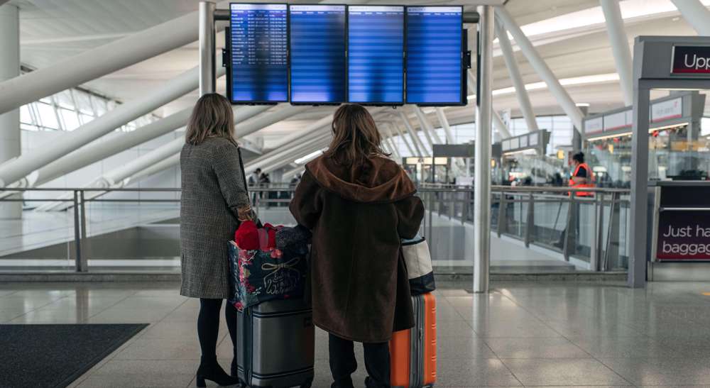 Omicron grounds hundreds more US flights over Christmas weekend