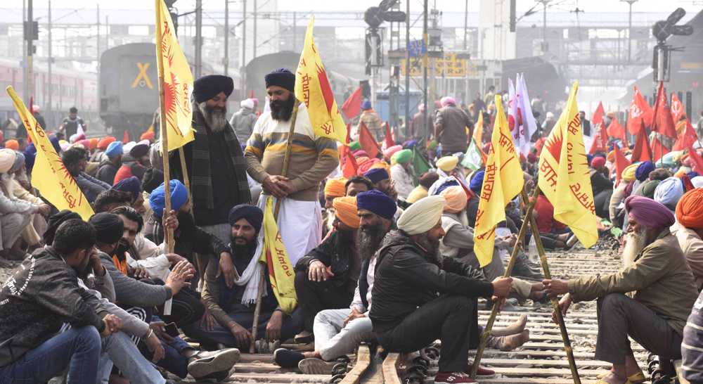 Tens of thousands of farmers protest in northern India against new laws 