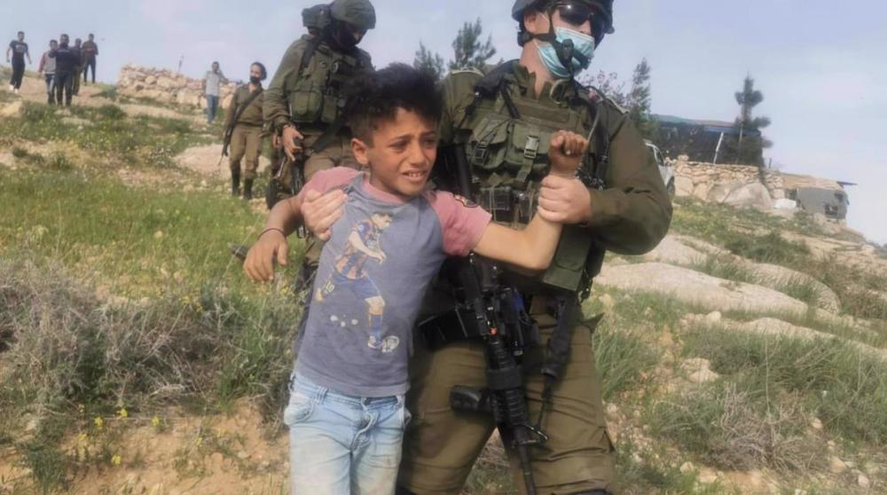 Israeli troops detain terrified Palestinian kids for picking vegetables 