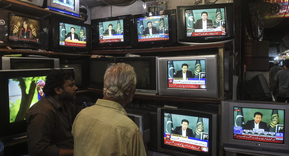 Pakistan's PM wins vote of confidence amid calls for his resignation 