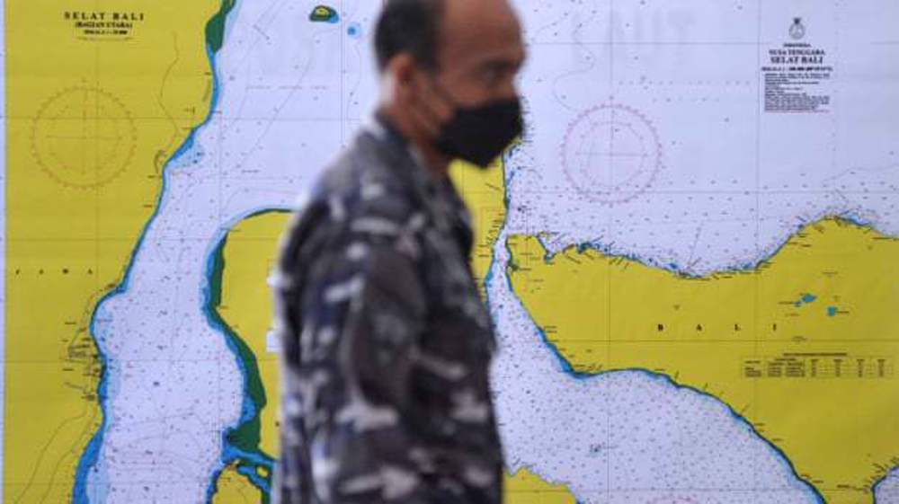 Hope fades for missing Indonesian submarine as oxygen dwindles 