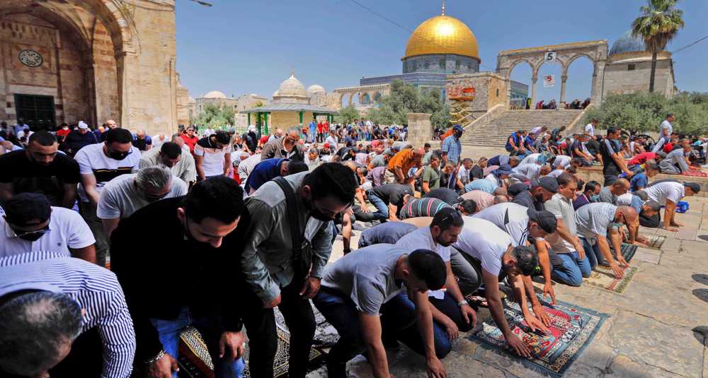 Palestinian demonstrators urge Hamas to hit Israel