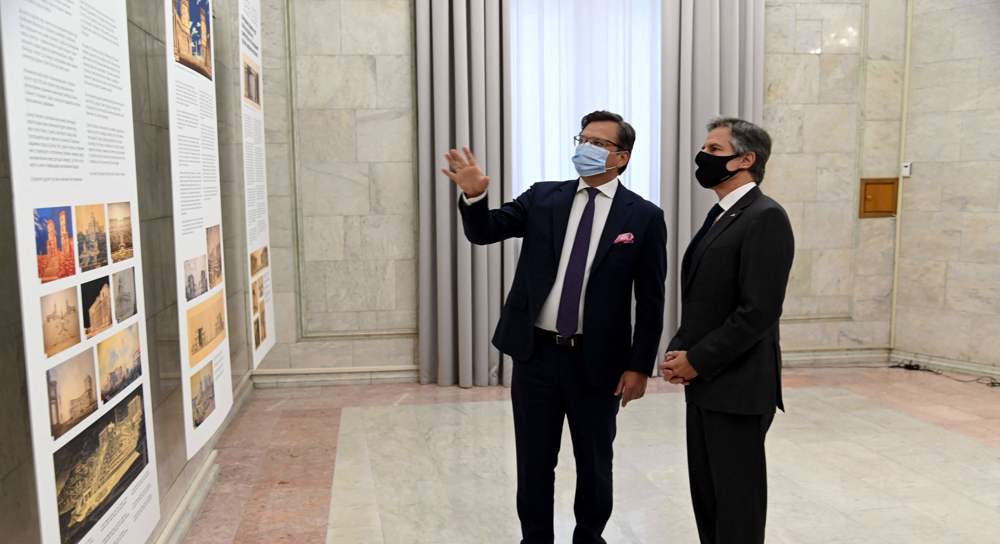 US’s Blinken visits Ukraine in show of support against Russia