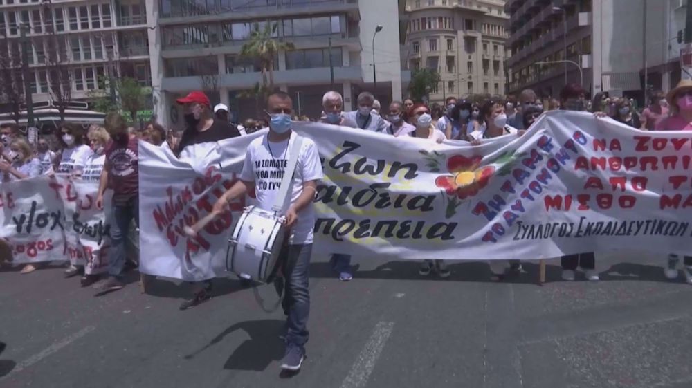Thousands of Greeks strike over longer work day fears 
