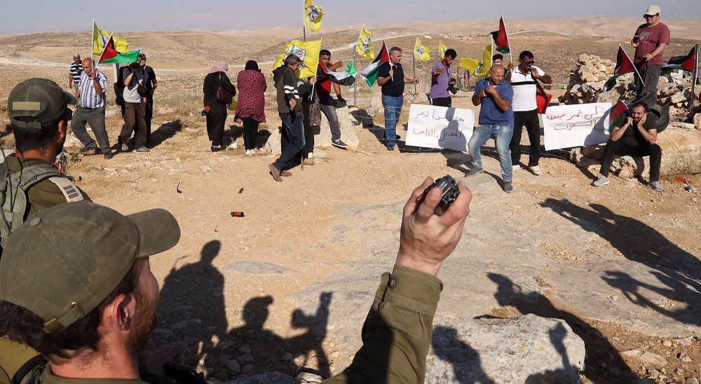 Israeli settler pepper-sprays young Palestinian girls in Jerusalem al-Quds