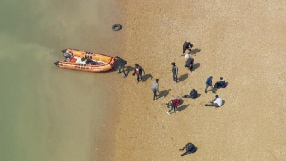 Record number of migrants cross English Channel 