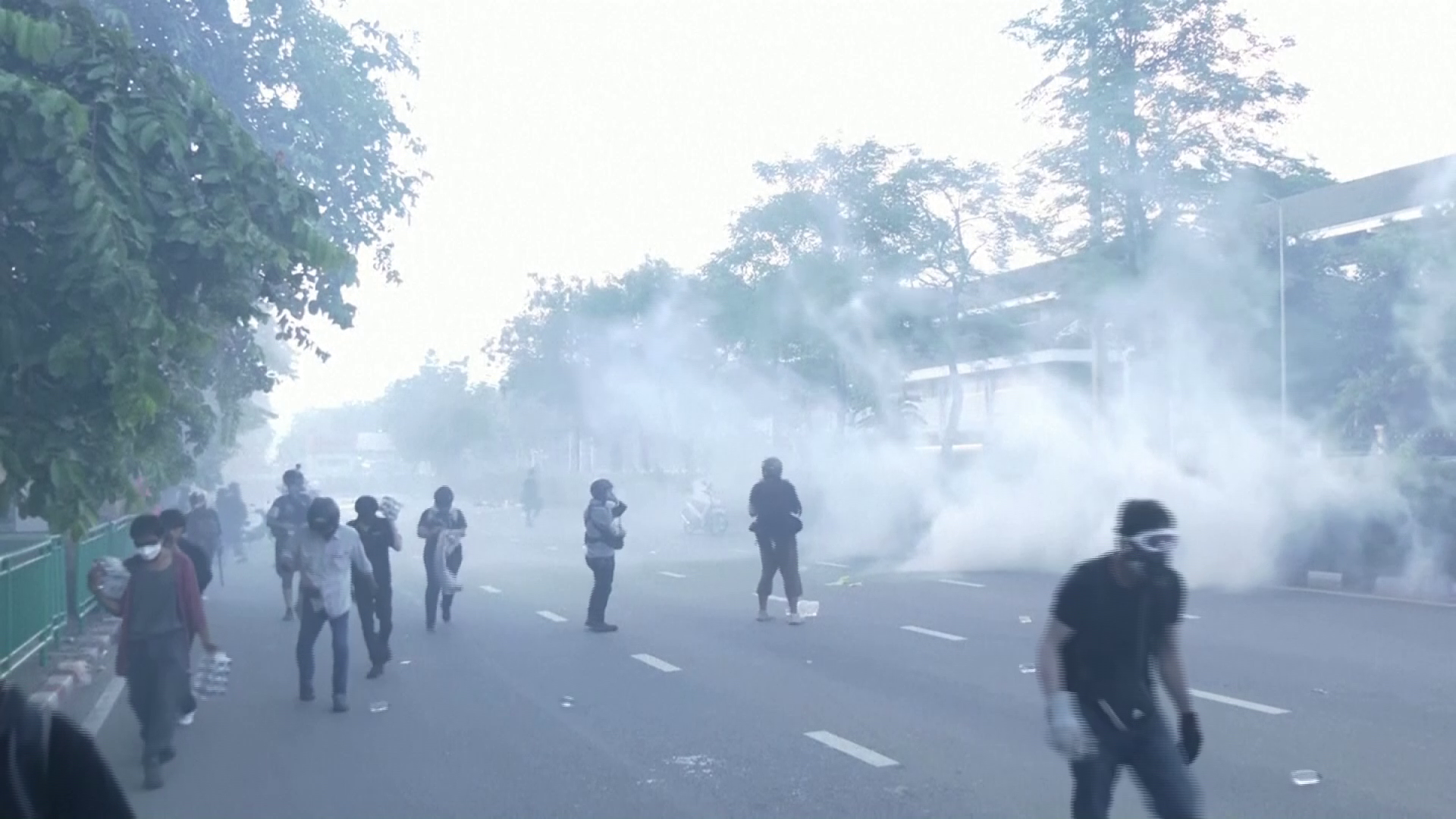 Clashes in Thailand as pressure builds on PM over coronavirus crisis
