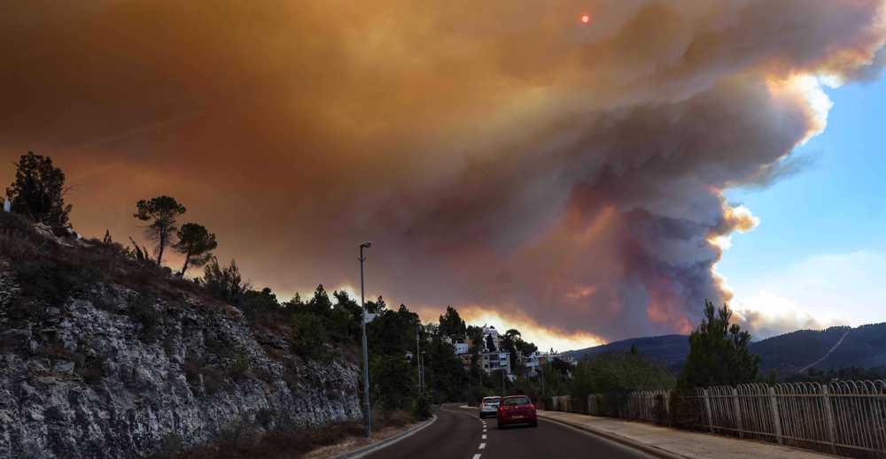 Wildfire forces thousands of Israelis to evacuate settlements
