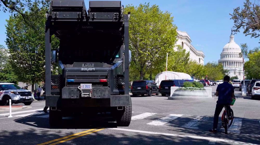 Police surround man with explosives near US Capitol