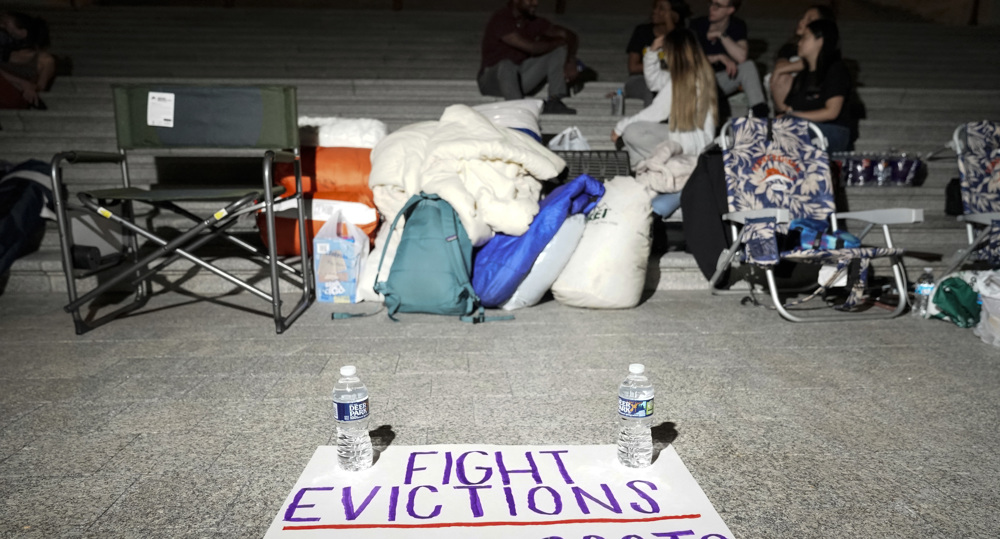 US Democrats call on Biden to extend expired eviction moratorium through october