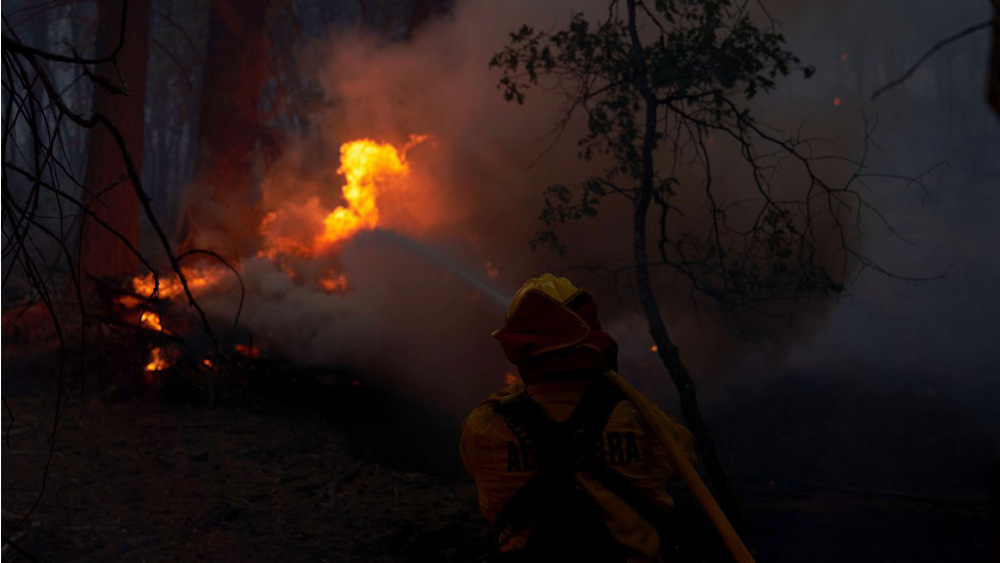 US firefighters work to keep fire from Lake Tahoe