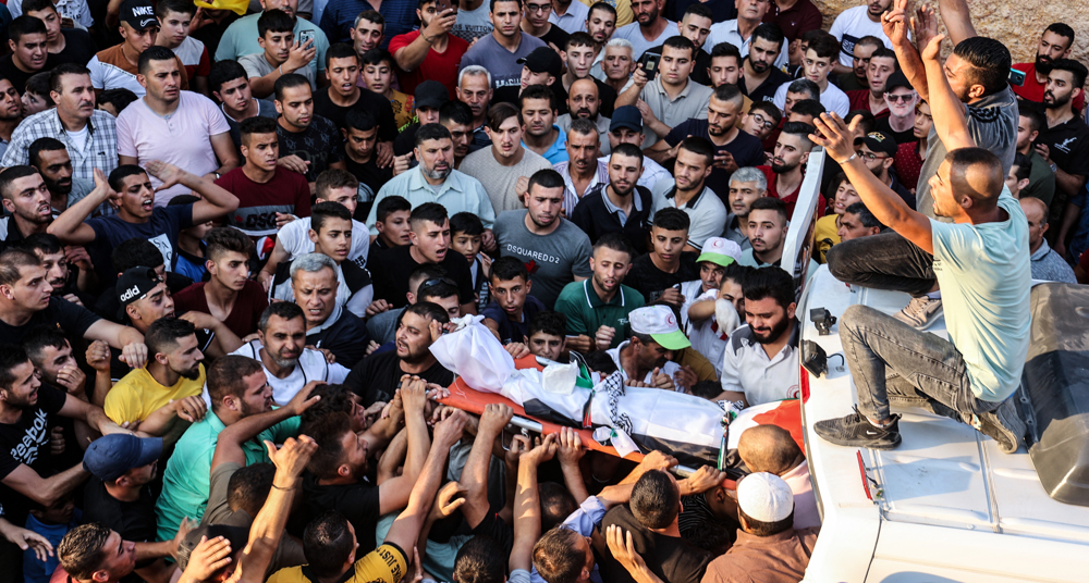 Israeli forces kill Palestinian man, injure dozens in West Bank clashes