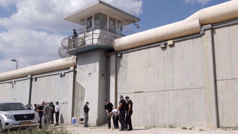 Israel sounds alarm over possible attacks by two prisoners still at large
