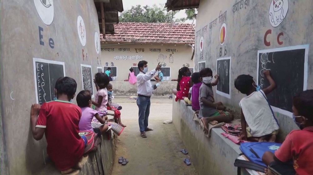 Indian teacher turns streets into classrooms for village kids 