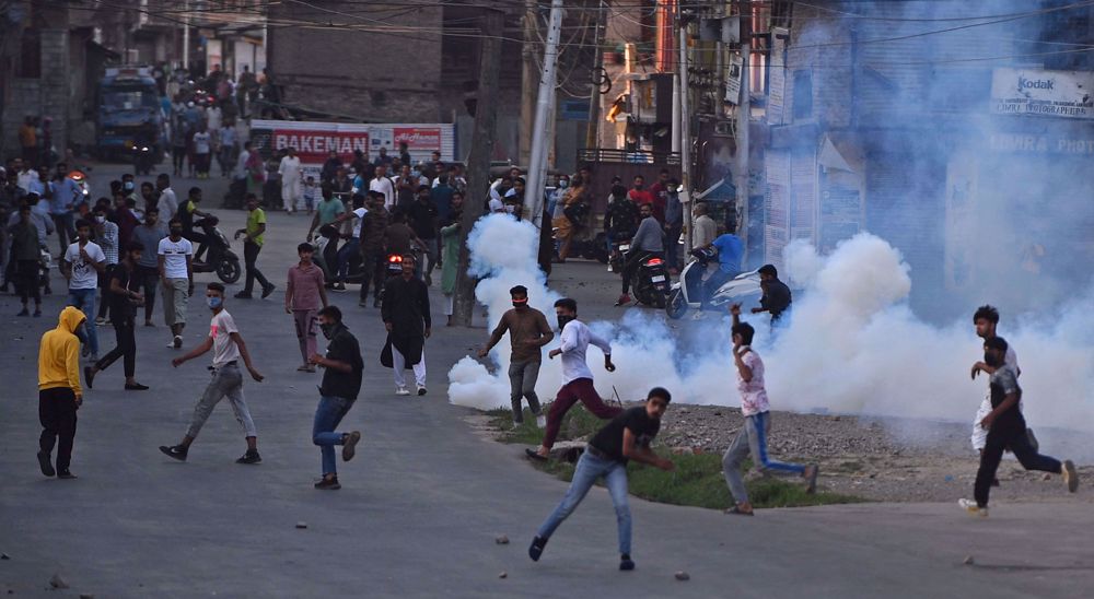 India tightens security in Kashmir after death of independence leader
