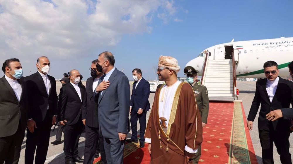 Iran seeks to expand ties, strengthen network of neighbors: FM in Oman