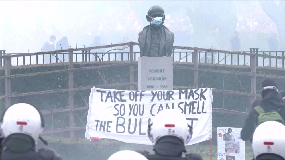  Water cannon, tear gas at violent COVID-19 protests in Brussels 
