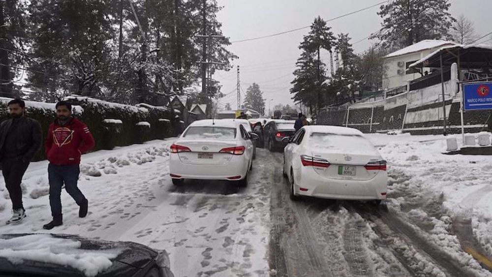 At least 21 dead, hundreds stranded in Pakistan snowstorm