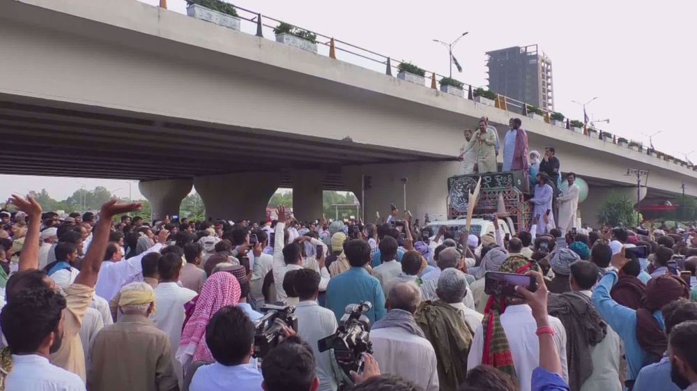 Flood-hit farmers in Pakistan protest rising price of fertilizers