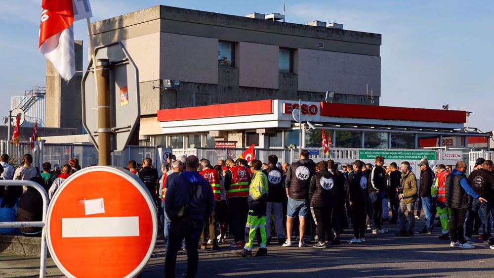French govt. threatens to break oil refineries blockade as strikers up the ante