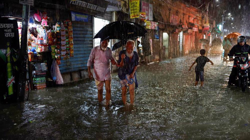 At least 16 dead, hundreds of thousands evacuated as cyclone hits Bangladesh