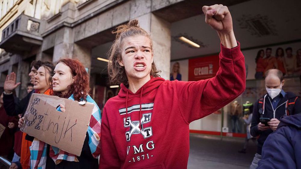 Protesters throng central Budapest in support of Hungarian teachers