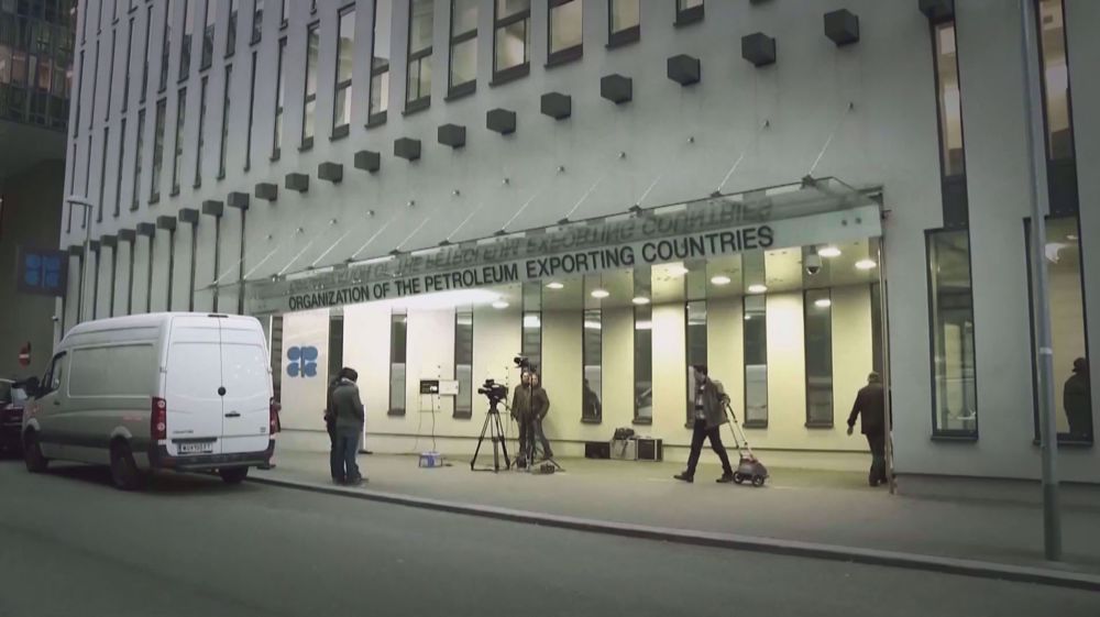 OPEC+ decides to cut production by 2mn barrels a day