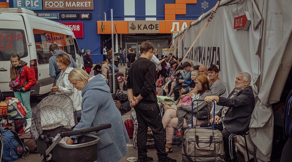Russia-Ukraine war: Refugees fleeing city of Kherson