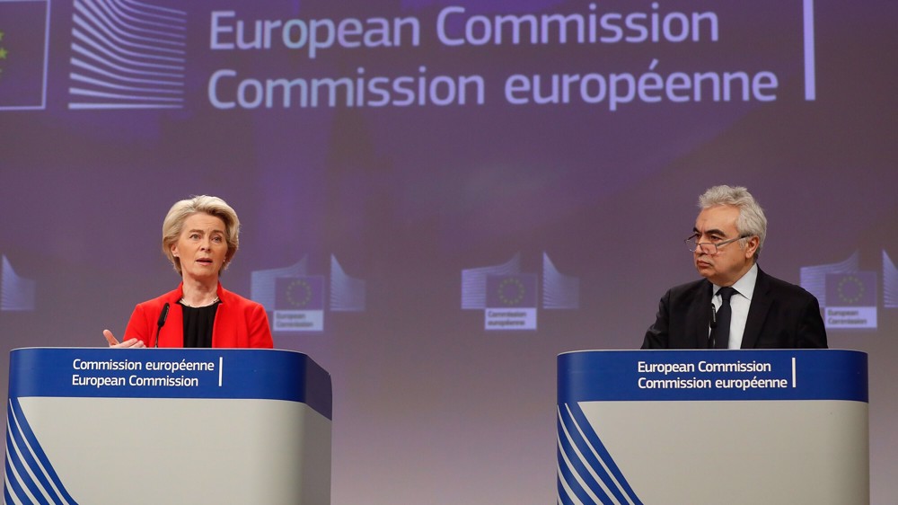 Energy watchdog: EU ‘not out of danger zone yet’, could face gas shortages in 2023