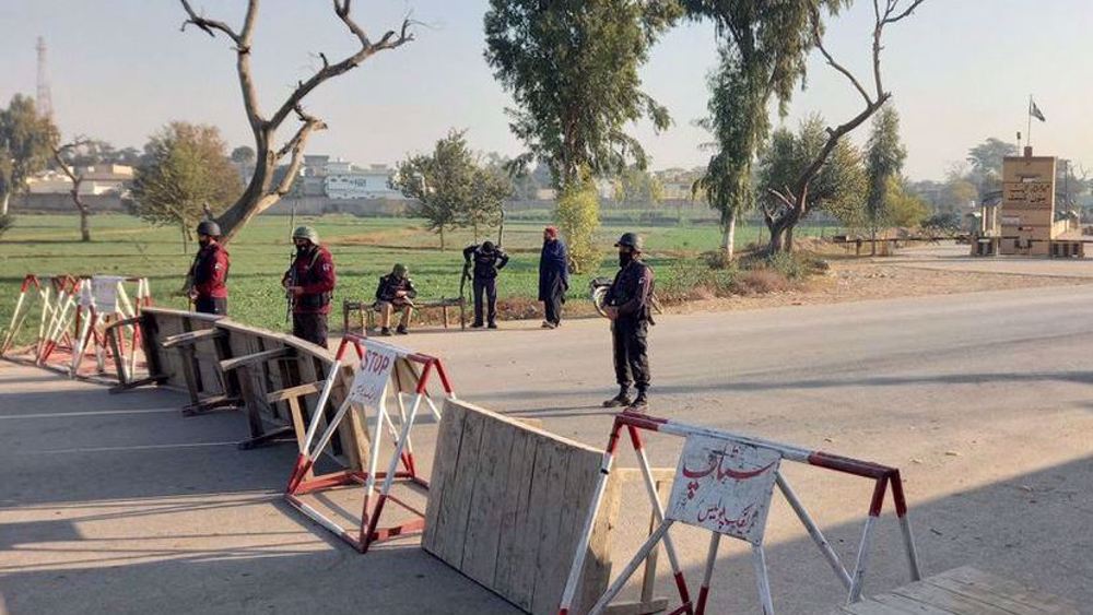 Pakistani raid on prison kills all Taliban hostage-takers, officials say