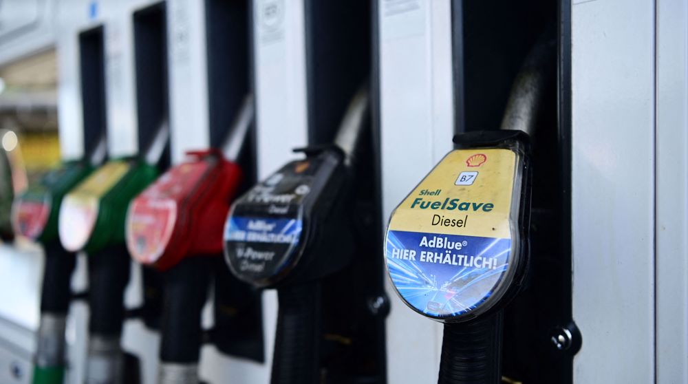 Oil falls, caught between Iran talks and Ukraine crisis