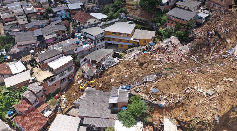 'Scenes of war' amid search for victims of Brazil floods